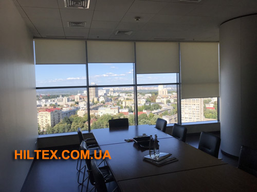 Рулонные шторы в офисе Louvolite Ролета тканевая Standart 32 Louvolite (Англия)