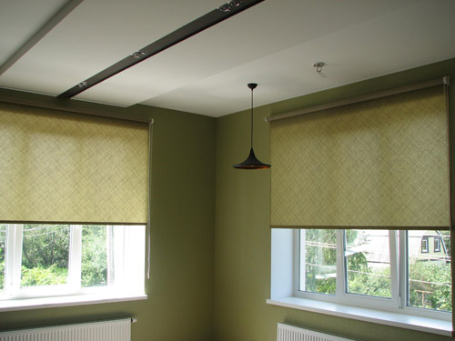 Ролеты на окна в комнату бежевые Ролеты на окна в комнату бежевые