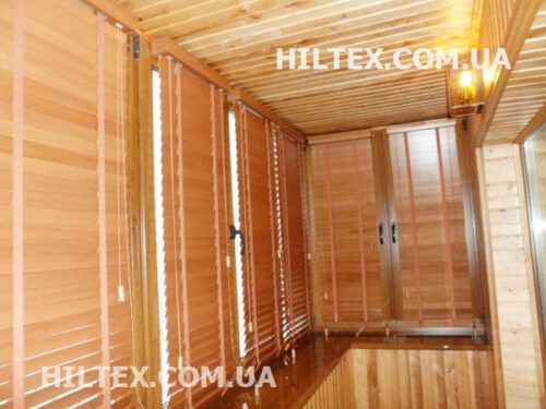Жалюзи из дерева на балконе Жалюзи из дерева на балконе