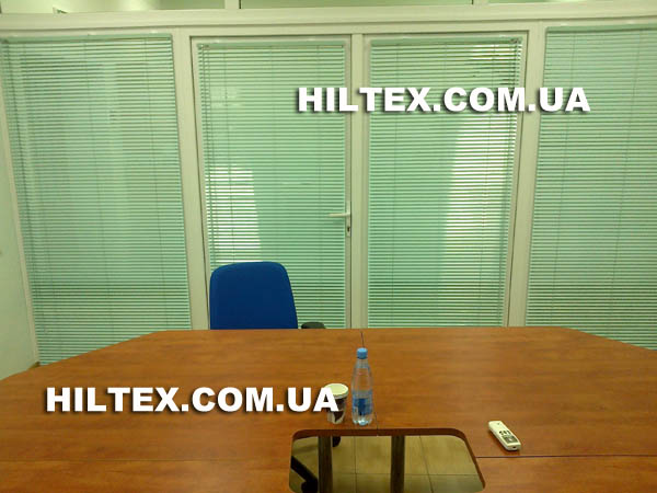 Офис с декором для алюминиевых жалюзи Офис с декором для алюминиевых жалюзи с мотором