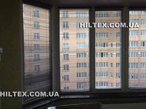Жалюзи на балконе Регулировка света в помещении с помощью деревянных жалюзи