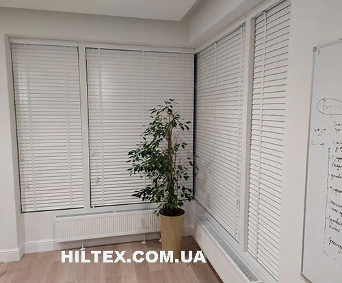 Жалюзи из дерева Basswood на окнах в закрытом виде Жалюзи из дерева Basswood на окнах в закрытом виде