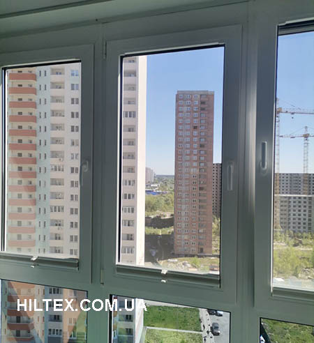 Плиссе в сложенном виде на окнах Плиссе в сложенном виде на окнах