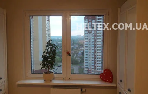 Полностью открытое окно с жалюзи день ночь Полностью открытое окно с жалюзи день ночь