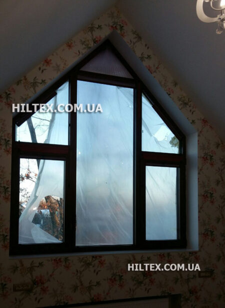 Трикутне вікно з встановленними та піднятими шторами плісе Трикутне вікно з встановленними та піднятими шторами плісе