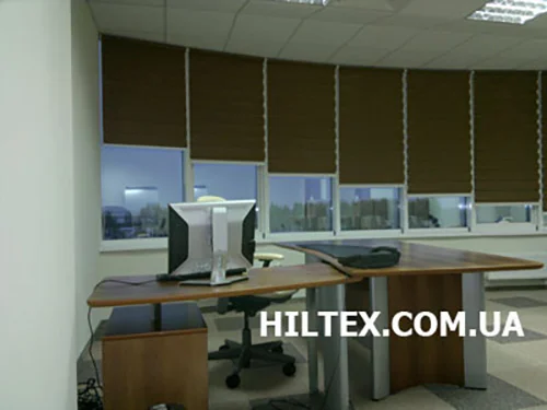 Жалюзі День ніч в закритому положенні в офісі Жалюзі День ніч в закритому положенні в офісі