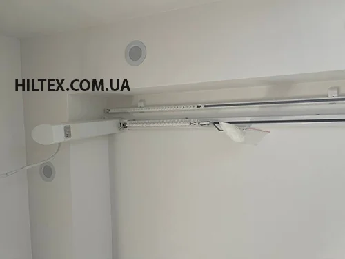 Электрокарниз Dooya Smart установленный в нише Электрокарниз Dooya Smart установленный в нише