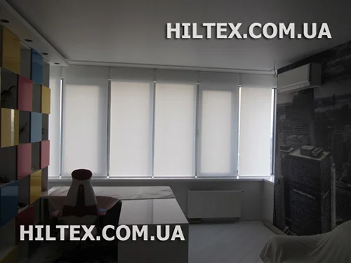 Рулонні штори на автоматиці на панорамному вікні Рулонні штори на автоматиці на панорамному вікні