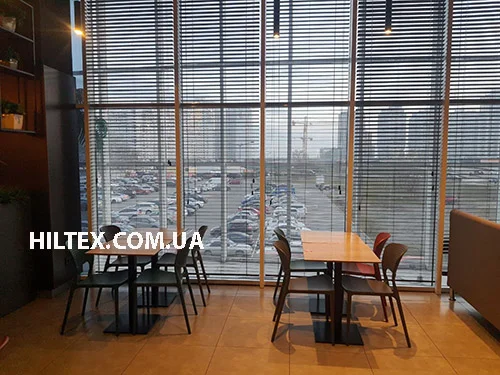 Жалюзи с мотором в кафе