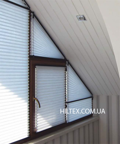 Жалюзи плиссе FSlope Cosiflor на скошенных окнах Жалюзи плиссе FSlope Cosiflor на скошенных окнах в барнхауз